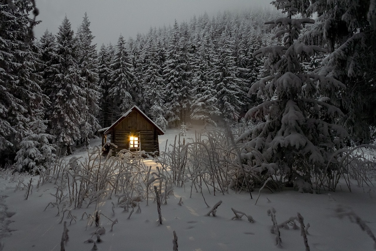 mökki metsän keskellä talvinen maisema - matkailutuote blogin kuva